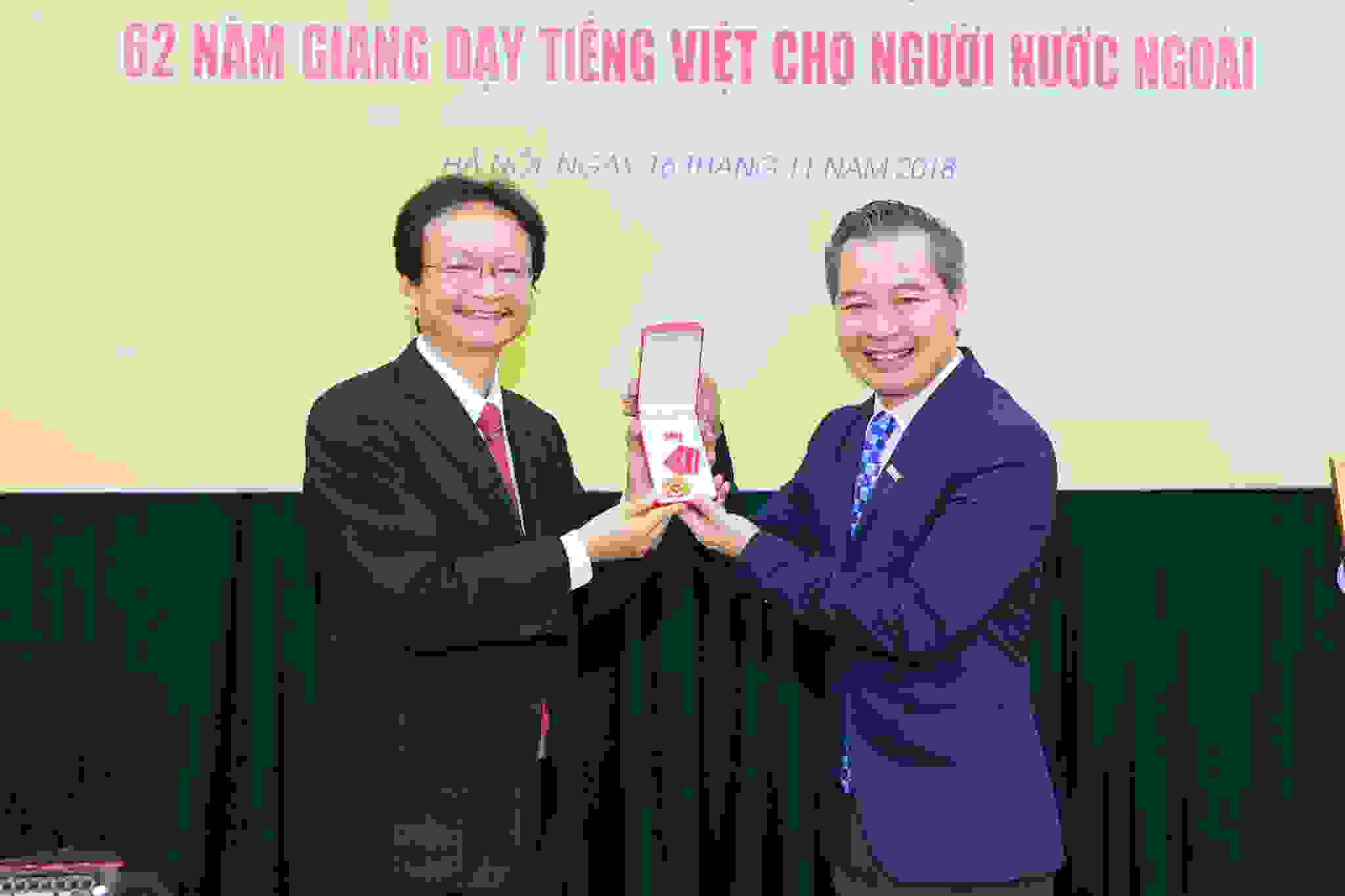 Khoa Việt Nam học và tiếng Việt nhận Huân chương Lao động Hạng Nhì