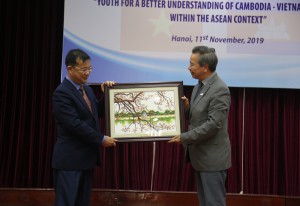 Giao lưu với cán bộ, sinh viên Đại học Hoàng gia Phnom Penh (Campuchia)