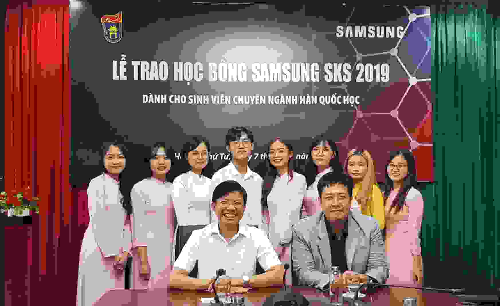 Trao học bổng SKS cho 8 sinh viên xuất sắc của Trường ĐHKHXH&NV