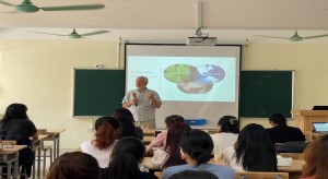 Dr Edward Lahiff giving a lecture on career prospects in international development for the undergraduates of the Faculty of International Studies, VNU- game đánh chắn online đổi thưởng
