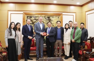Phó Đại sứ Đức tại Việt Nam ông Simon Kreye thuyết trình khoa học và làm việc tại VNU- game đánh chắn online đổi thưởng
