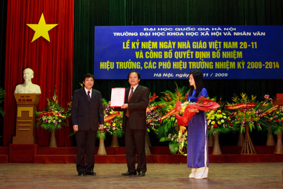 Công bố quyết định bổ nhiệm Ban Giám hiệu nhiệm kì 2009 - 2014