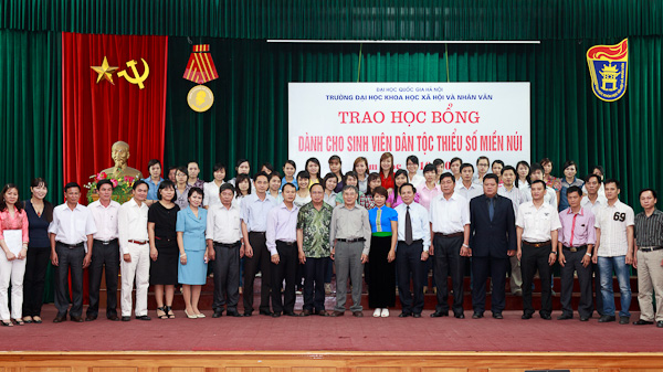 Trao 121 suất học bổng cho sinh viên các DTTS