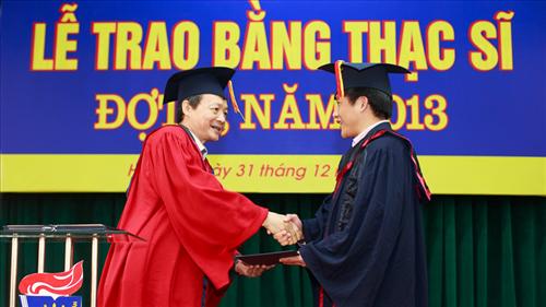 Lễ trao bằng thạc sĩ đợt 2 năm 2013