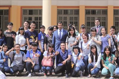 Ambassador Imanov introduces Azerbaijan to  game đánh chắn online đổi thưởng
’s students