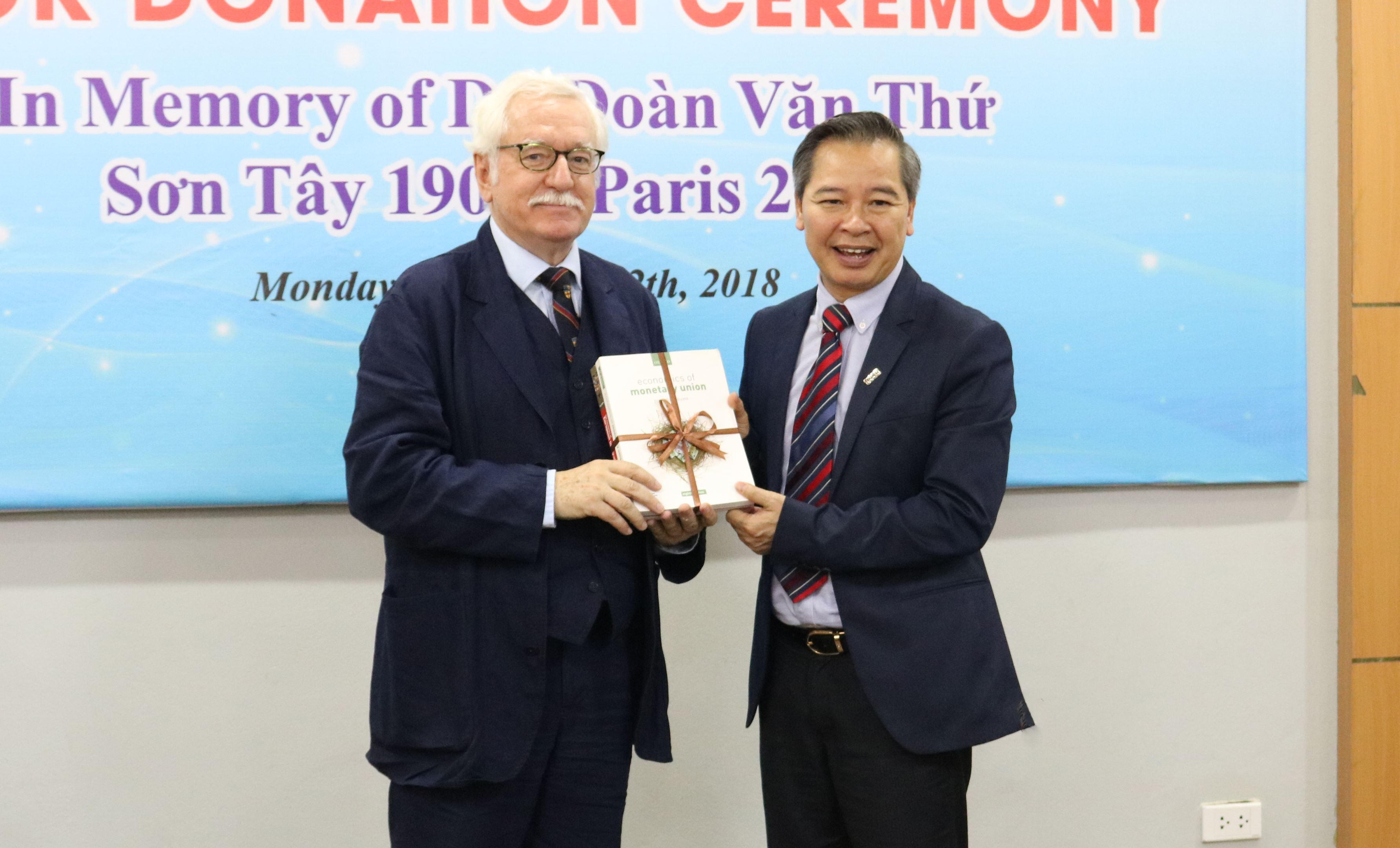 Prof. David Camroux donates 400 books on European Studies to  game đánh chắn online đổi thưởng
