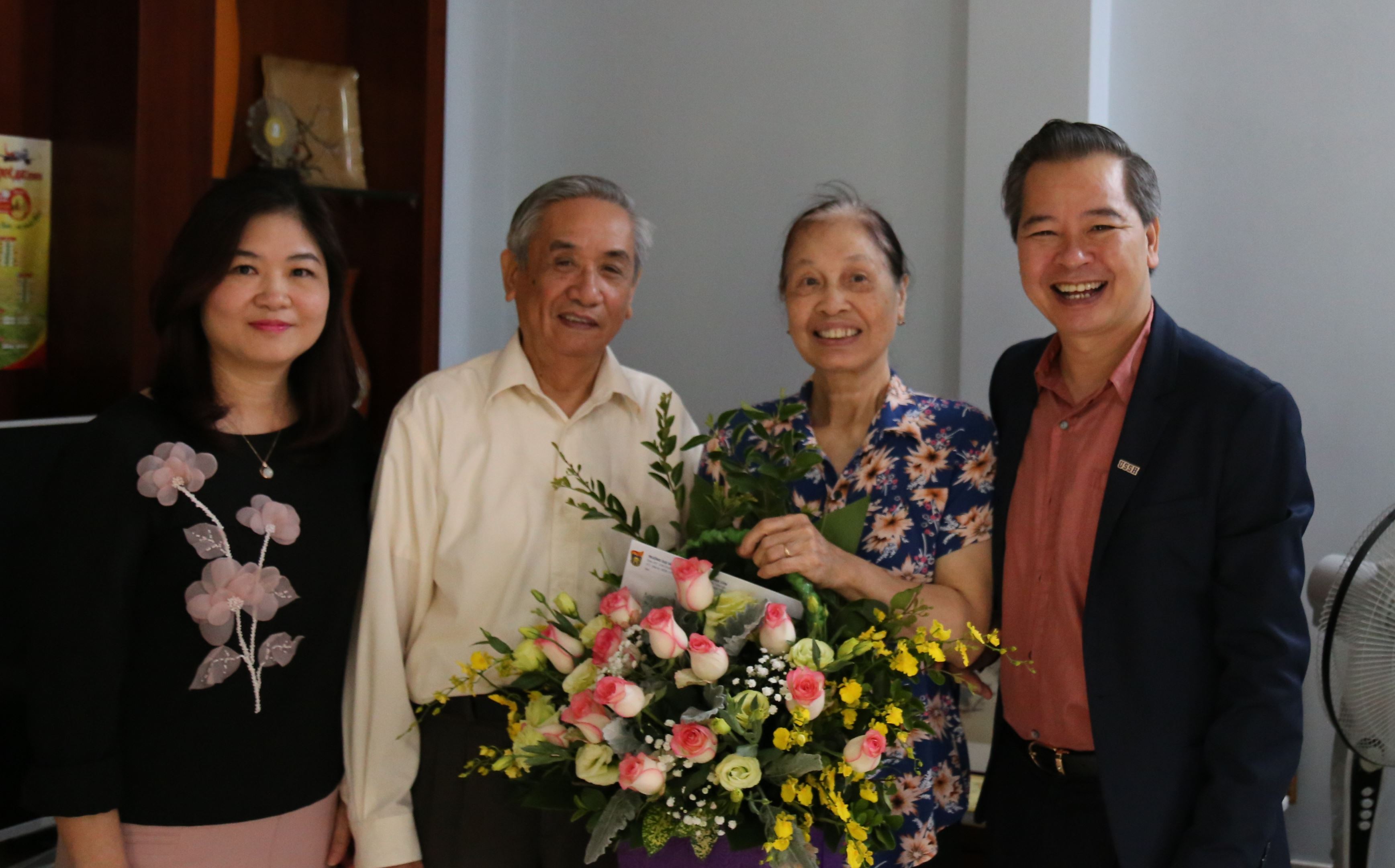 GS.TS Phạm Quang Minh thăm hỏi nhà giáo lão thành